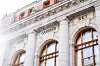 Fasaden på Høyesterett i Oslo med søyler, høye vinduer og ordene «lov», «sannhed» og «ret».