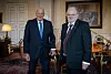 Kong Harald og Jon Fosse står sammen i et utsmykket rom på Slottet.