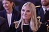 Kronprinsesse Mette-Marit smiler under et besøk på Fredrikstad bibliotek.