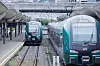 To turkise Vy-tog står på spor ved Oslo sentralstasjon.