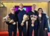 Fire personer med blomsterbuketter på en scene under markeringen av «Markens grøde» som Norges Oscar-kandidat.