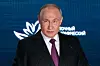 Vladimir Putin taler foran en blå bakgrunn med logoen til Det østlige økonomiske forum.
