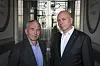 Mads Nygaard og Andre Støylen står sammen i en inngang med dekorert glassvindu.