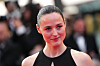 Renate Reinsve i svart kjole poserer foran fotografer på filmfestivalen i Cannes.