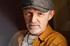Portrett av Jo Nesbø i sixpence og brun skjorte under en Netflix-pressevisning.
