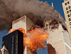 Flammer og vrakrester eksploderer mellom World Trade Center-tårnene under et tett røykteppe.