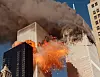 Flammer og vrakrester eksploderer mellom World Trade Center-tårnene under et tett røykteppe.