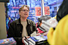 Jørn Lier Horst signerer bøker ved et bord hos Norli i Oslo.
