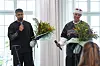 To medlemmer av Karpe står med blomster under en prisutdeling i Oslo.