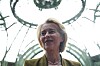 Ursula von der Leyen smiler under en glasskuppel i Grand Palais i Paris.