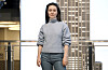 Sigrid står foran en byutsikt ved Empire State Building i New York.