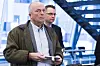 Hans Rustad står med et nettbrett i Justisdepartementets lokaler i Oslo.