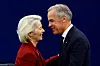 Mark Carney og Ursula von der Leyen smiler til hverandre foran en mørkblå bakgrunn.