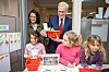 Jonas Gahr Støre og Kari Nessa Nordtun sammen med skoleelever rundt et bord på Lervig skole.