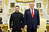 Volodymyr Zelenskyj og Donald Trump står sammen i et overdådig dekorert rom.