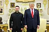 Volodymyr Zelenskyj og Donald Trump står sammen i et overdådig dekorert rom.