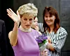 Diana, prinsesse av Wales, vinker og holder en blomsterbukett utenfor et institutt i Sydney.
