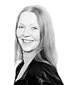 Sorthvittportrett av smilende kvinne med langt lyst hår og svart jakke.