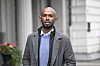 Mohamed Abdukardir Ali står utendørs ved Stockholm sentralstasjon iført jakke og blå skjorte.