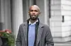 Mohamed Abdukardir Ali står utendørs ved Stockholm sentralstasjon iført jakke og blå skjorte.