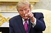 Donald Trump peker mot kamera under et møte med Xi Jinping i Det ovale kontor.
