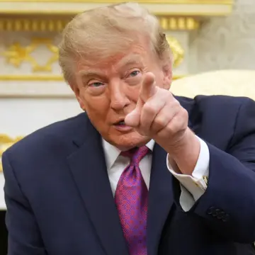 Donald Trump peker mot kamera under et møte med Xi Jinping i Det ovale kontor.