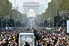 Pave Leo XIV vinker fra pavemobilen foran en stor folkemengde ved Triumfbuen i Paris.