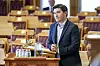 Grunde Almeland står ved talerstolen i Stortingets spørretime.