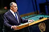 Sergei Lavrov taler ved en talerstol med FNs emblem i New York.
