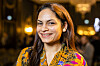Smilende Harpreet Bansal i fargerik skjorte under en pressekonferanse i Oslo.