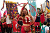 Kvinne i rødt og hvitt danser med en ring på Copacabana under en karnevalsfest til støtte for Lula.