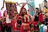 Kvinne i rødt og hvitt danser med en ring på Copacabana under en karnevalsfest til støtte for Lula.