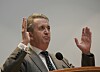 Terje Rød-Larsen taler ved en talerstol med begge hendene løftet.