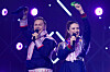 To programledere synger på scenen med mikrofoner under Sámi Grand Prix i Kautokeino.