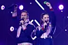 To programledere synger på scenen med mikrofoner under Sámi Grand Prix i Kautokeino.