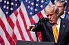Donald Trump taler ved en talerstol foran amerikanske flagg under NATO-toppmøtet i Ankara.