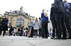 Mennesker står i kø utenfor Nationaltheatret i Oslo under salg av kostymer og parykker.