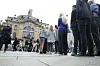 Mennesker står i kø utenfor Nationaltheatret i Oslo under salg av kostymer og parykker.