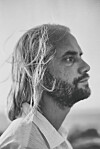Svart-hvitt sideprofil av Einar Stenseng, en skjeggete mann med langt hår og lys skjorte.