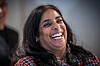 Lubna Jaffery smiler mot kamera i Oslo, iført en fargerik rutete jakke.