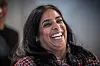 Lubna Jaffery smiler mot kamera i Oslo, iført en fargerik rutete jakke.