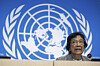 Navi Pillay taler foran en stor FN-logo under en pressekonferanse i Genève.