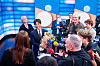 Fredrik Solvang omringet av journalister og fotografer i NRKs studio etter Debatten-sendingen.