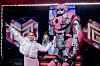 Erika Norwich i sølvfarget antrekk står ved siden av den store robotfiguren Super Rob på en opplyst scene.