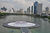 Flytende IMF- og Verdensbank-logo på vannet foran Bangkoks skyline.