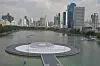 Flytende IMF- og Verdensbank-logo på vannet foran Bangkoks skyline.