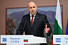 Rumen Radev taler ved en talerstol med bulgarsk flagg i bakgrunnen.