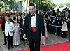 Den danske regissøren Lars von Trier (i midten) går opp den røde løperen før den offisielle visningen av filmen hans, Idiotene. Von Triers film var en av 22 bidrag som konkurrerte om Gullpalmen under den 51. filmfestivalen i Cannes.