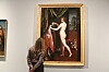 Besøkende ser på et klassisk maleri i et museumsgalleri.