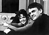 Milan Kundera og hans kone sitter sammen i et svart-hvitt bilde fra Praha i 1973.